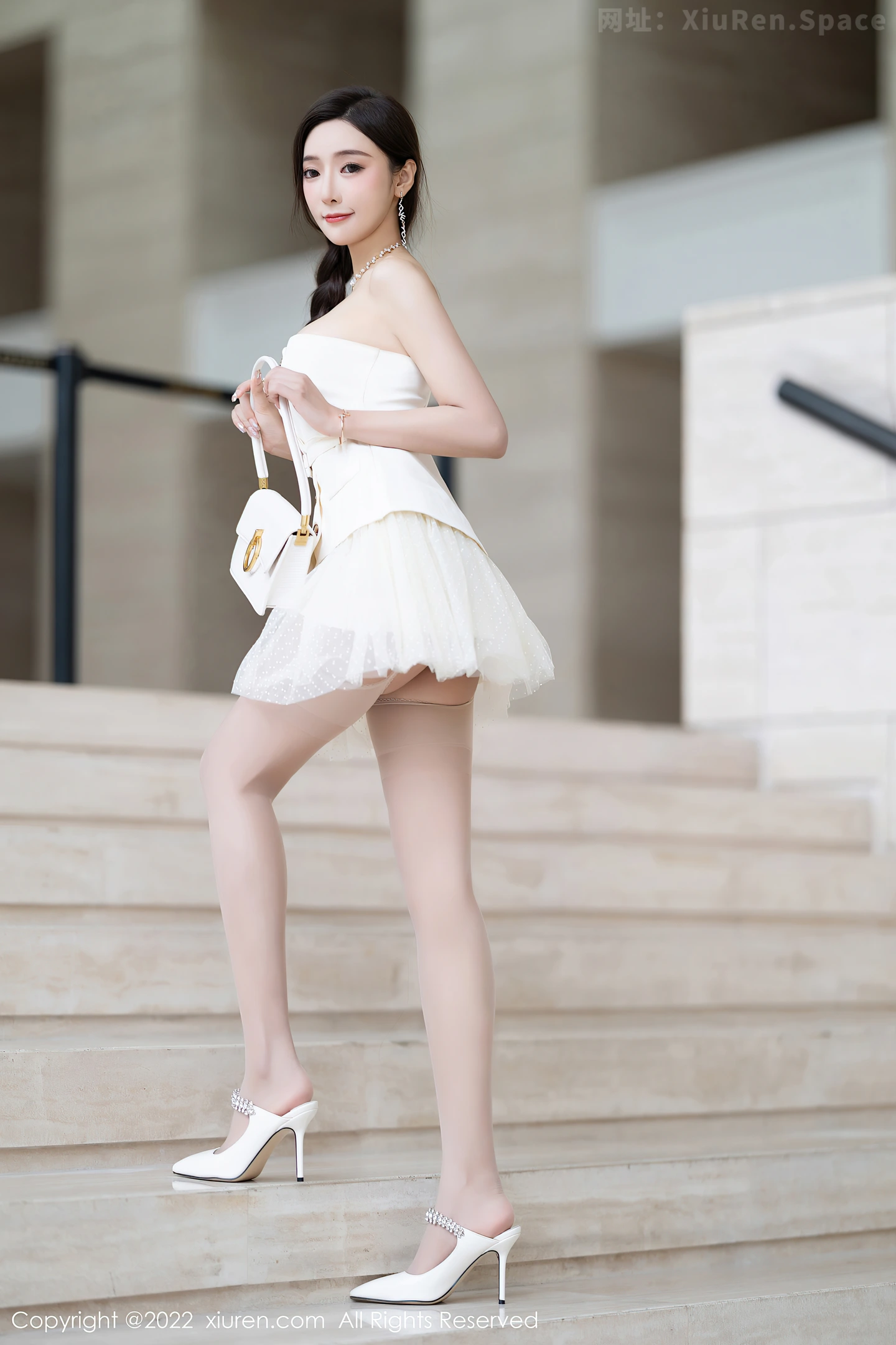 图片[5]-[XiuRen秀人网] VOL.5539 女神王馨瑶yanni白色露肩服饰+珍珠色睡裙配蕾丝吊袜诱惑写真78P-秀人网官方网站